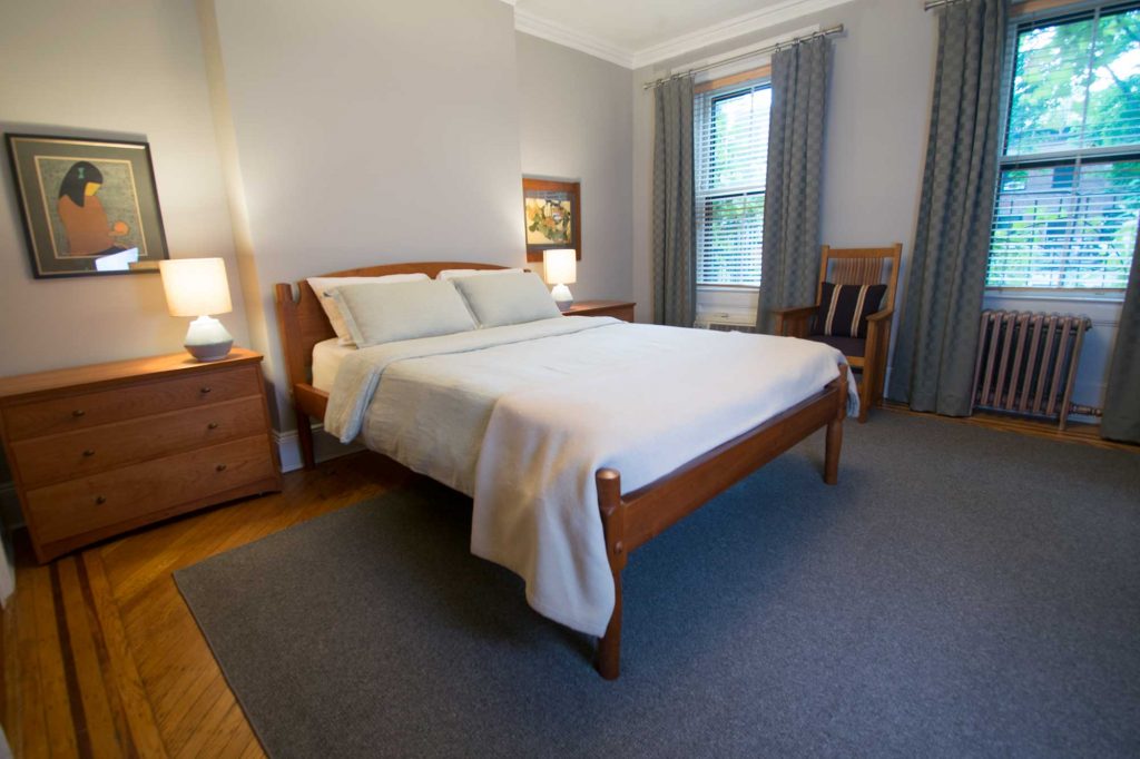 Queen bed in O'Hara Suite