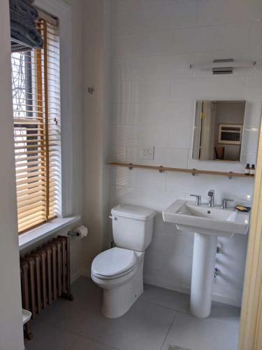 Arthur-Miller-Suite-Sink--Toilet